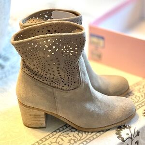 Crown Vintage Durham Suede Booties. Taupe Color in Size 8